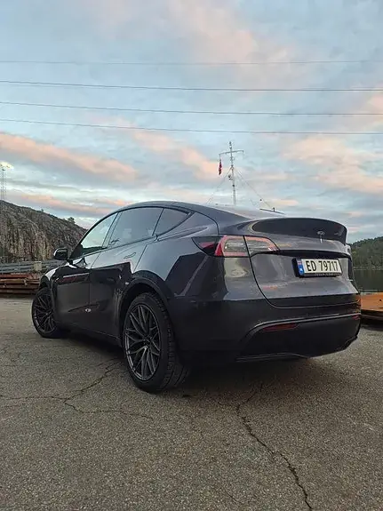 Tesla Model Y 2022 photo 2