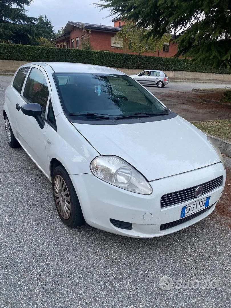 Fiat Grande Punto 2011 photo 2