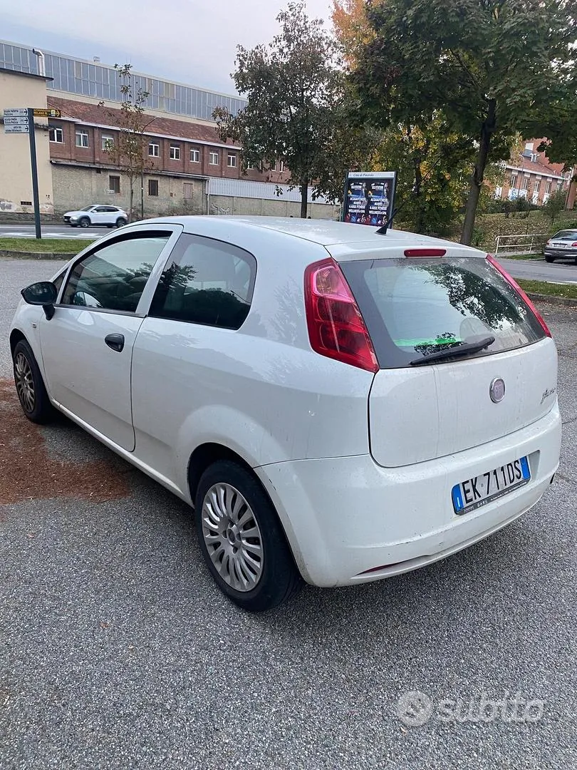 Fiat Grande Punto 2011 photo 4