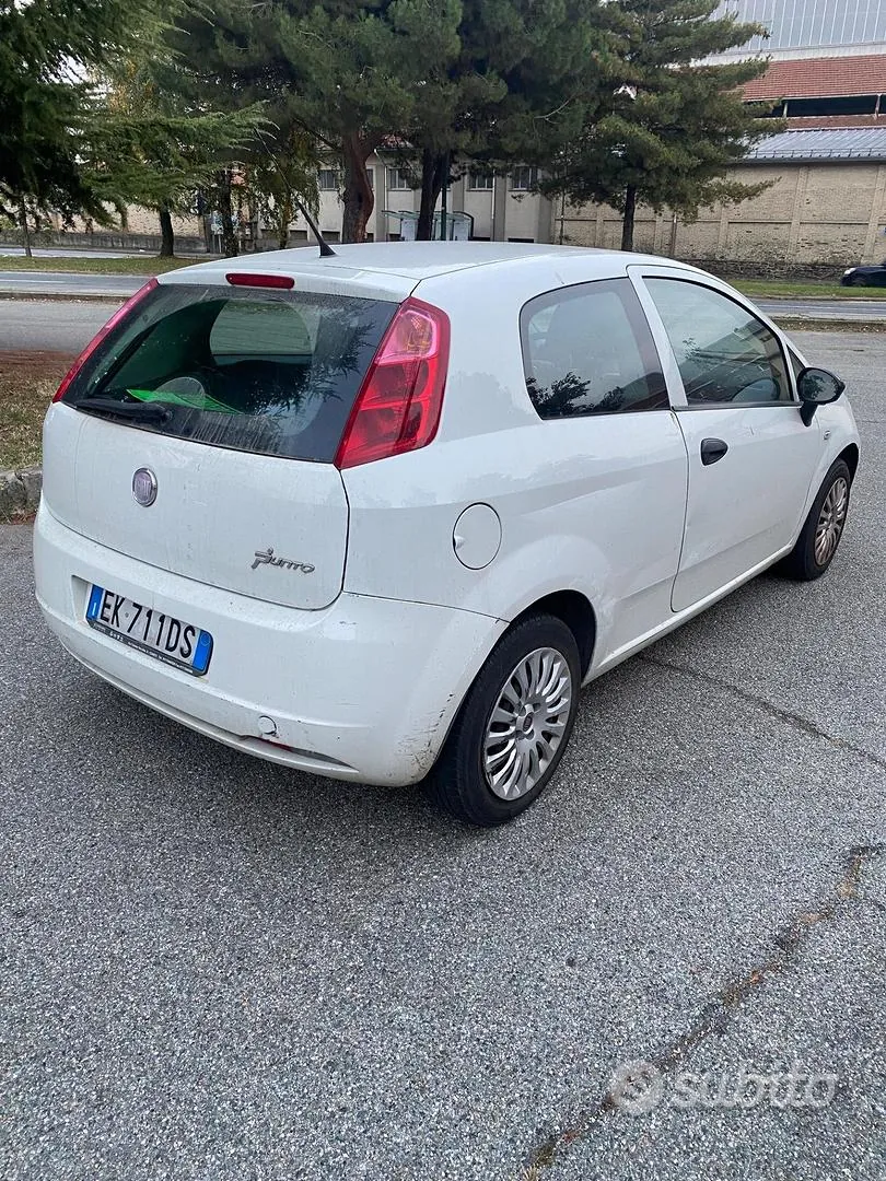 Fiat Grande Punto 2011 photo 3