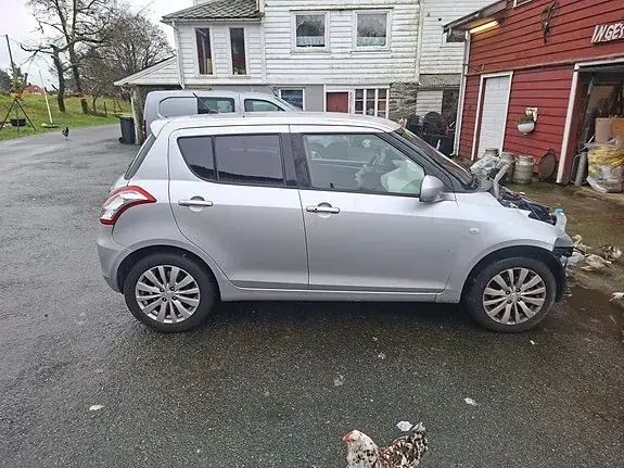 Suzuki Swift 2012 photo 2