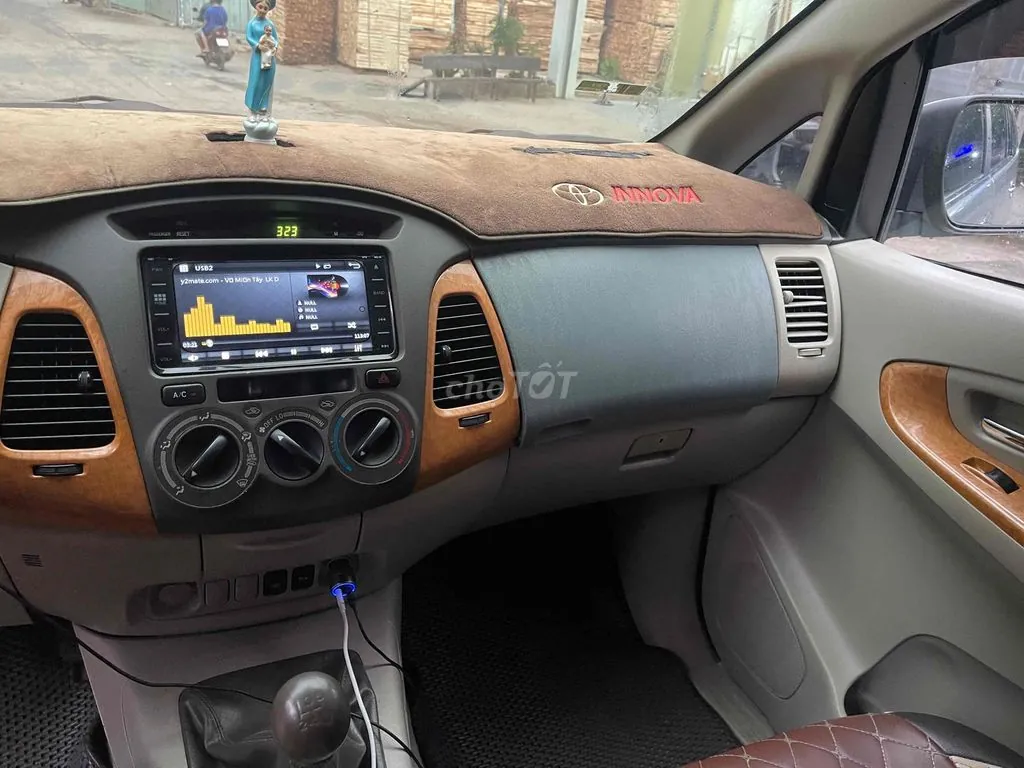 Toyota Innova 2011 photo 2