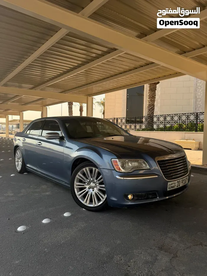 Chrysler 300 2011 photo 2