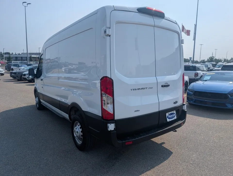 Ford Transit 2025 photo 4