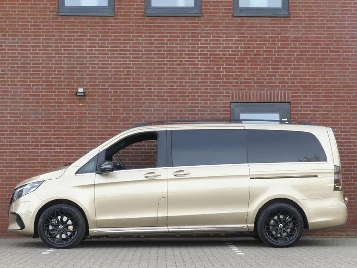 Mercedes-Benz Eqv 2024 photo 3
