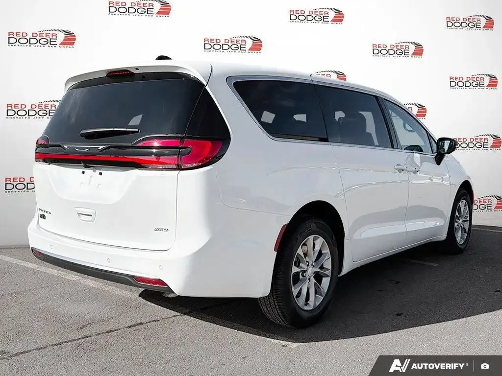 Chrysler Pacifica 2027 photo 5