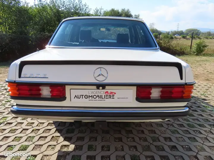 Mercedes-Benz 200 1983 photo 5