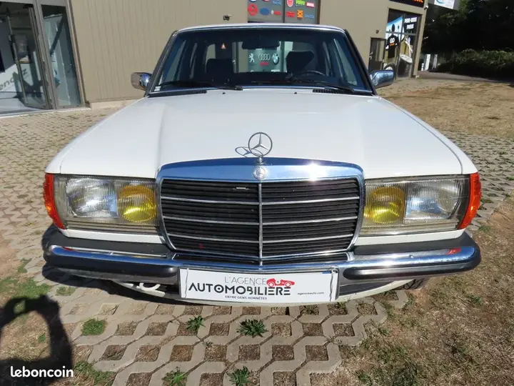 Mercedes-Benz 200 1983 photo 2