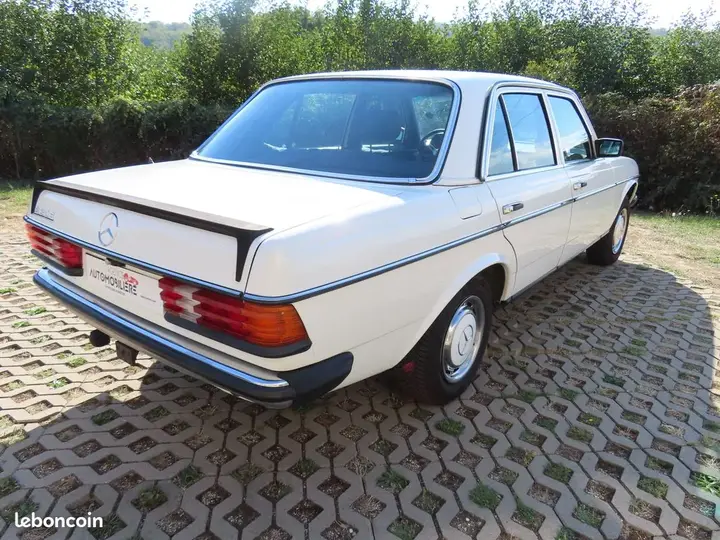 Mercedes-Benz 200 1983 photo 4