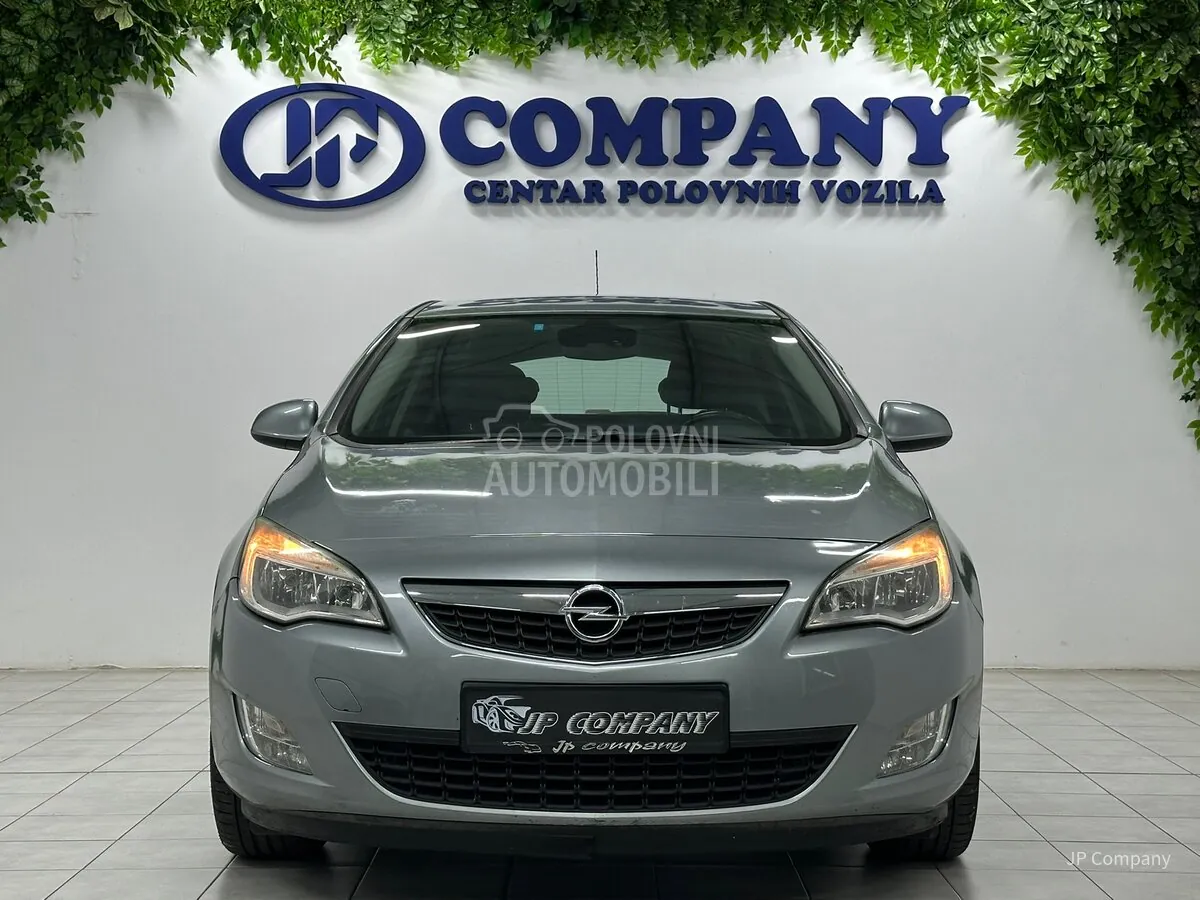 Opel Astra J 2011 photo 3