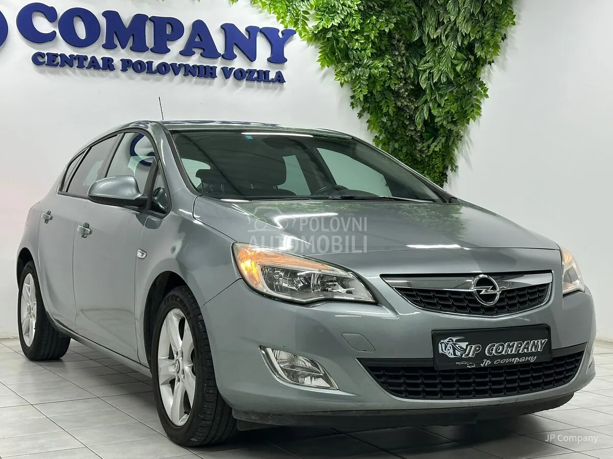 Opel Astra J 2011 photo 2