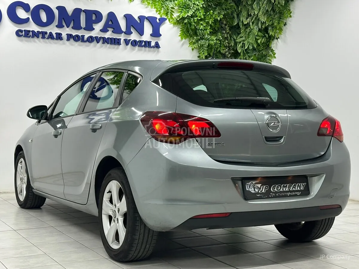 Opel Astra J 2011 photo 4