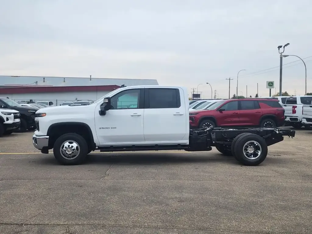 Chevrolet Silverado 3500 2026 photo 3