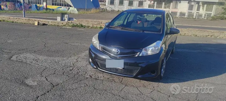 Toyota Yaris 2011 photo 2