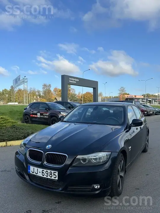 BMW 320 2010 photo 2