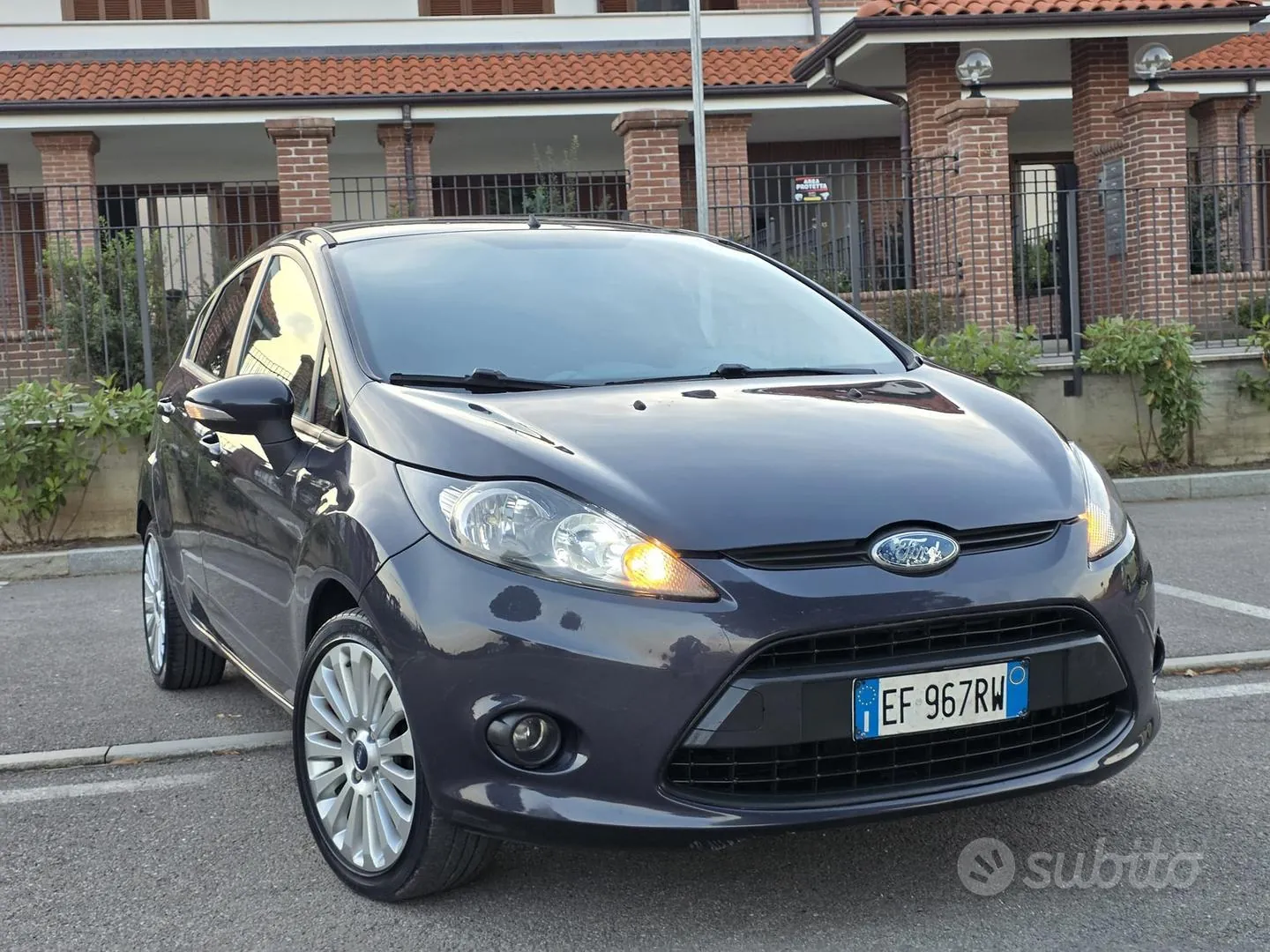 Ford Fiesta 2011 photo 2