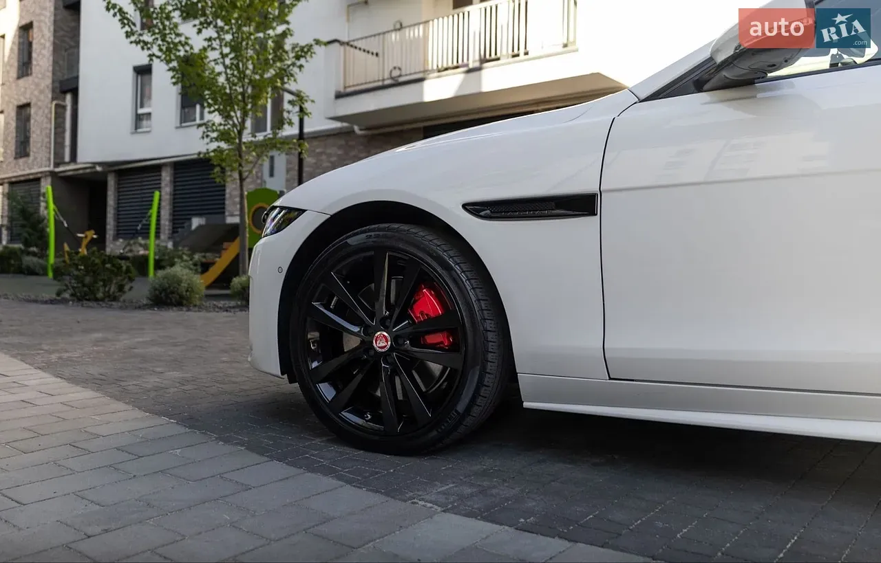 Jaguar Xe 2020 photo 5