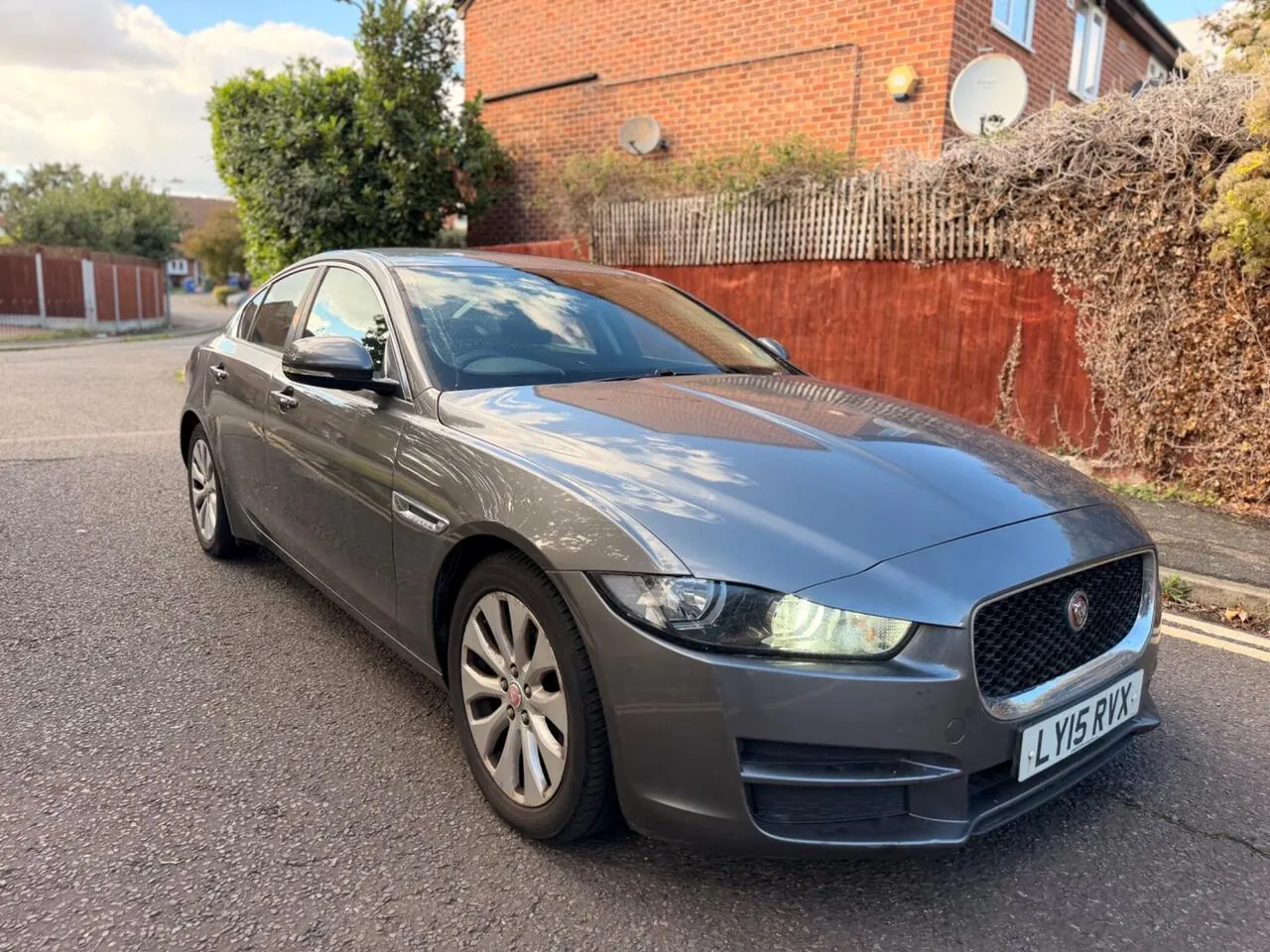 Jaguar Xe 2015 photo 3