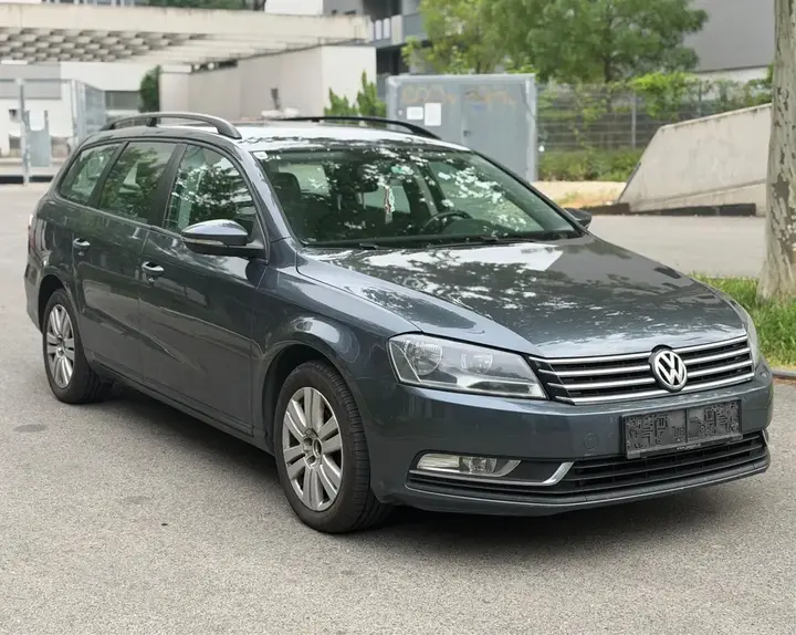 Volkswagen Passat 2011 photo 2