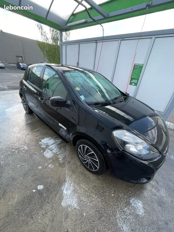 Renault Clio 2010 photo 2