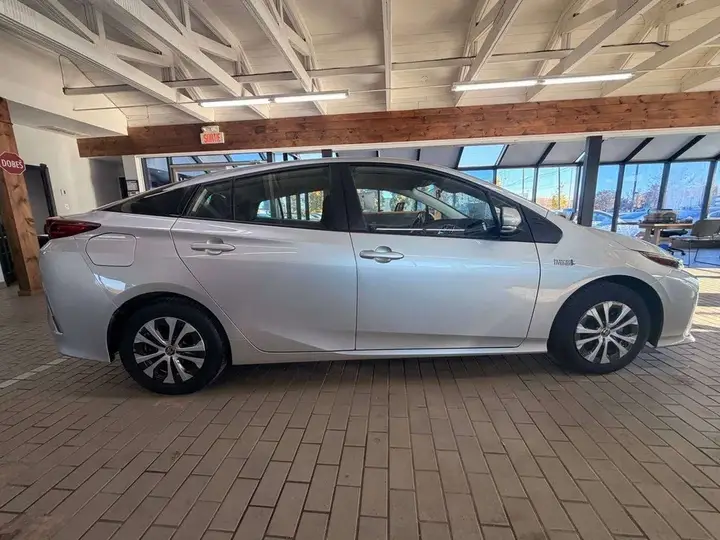 Toyota Prius Prime 2021 photo 2
