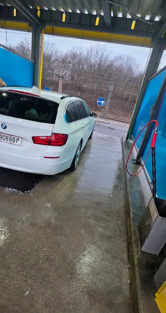 BMW 5 Series 2011 photo 2