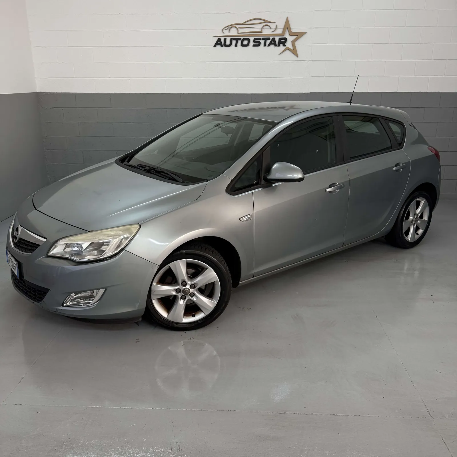Opel Astra 2011 photo 2
