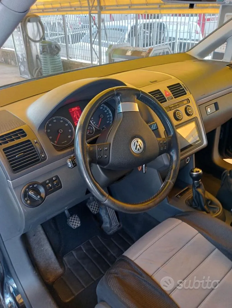 Volkswagen Touran 2008 photo 2