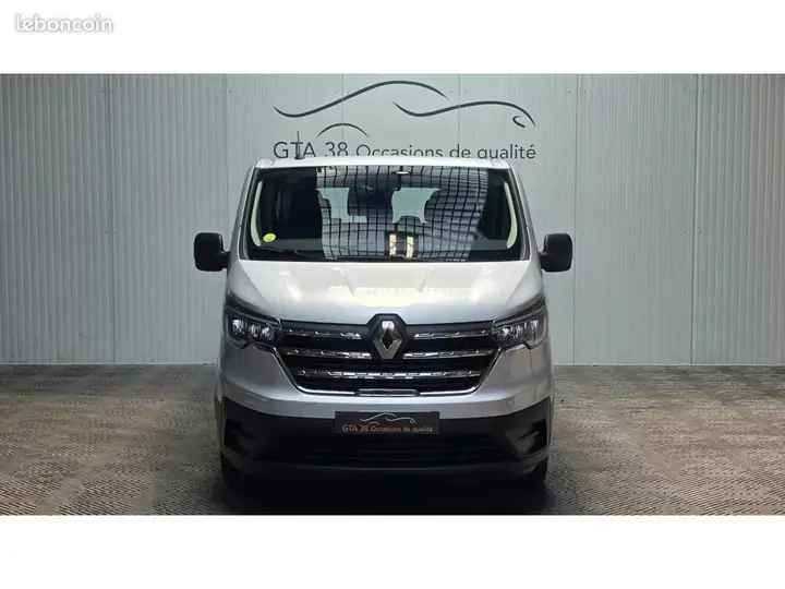 Renault Trafic 2024 photo 2