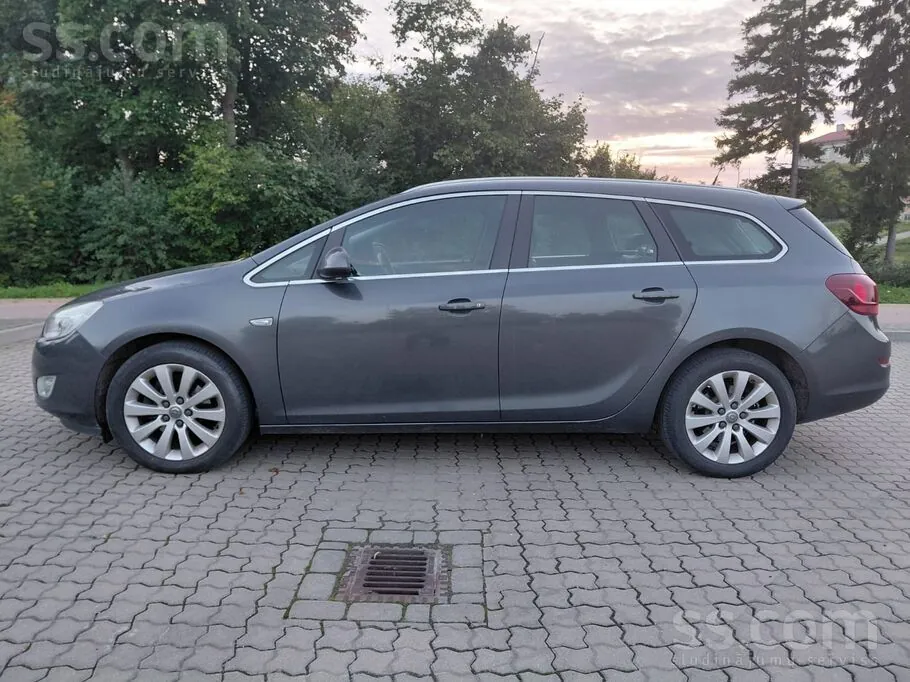 Opel Astra 2011 photo 2