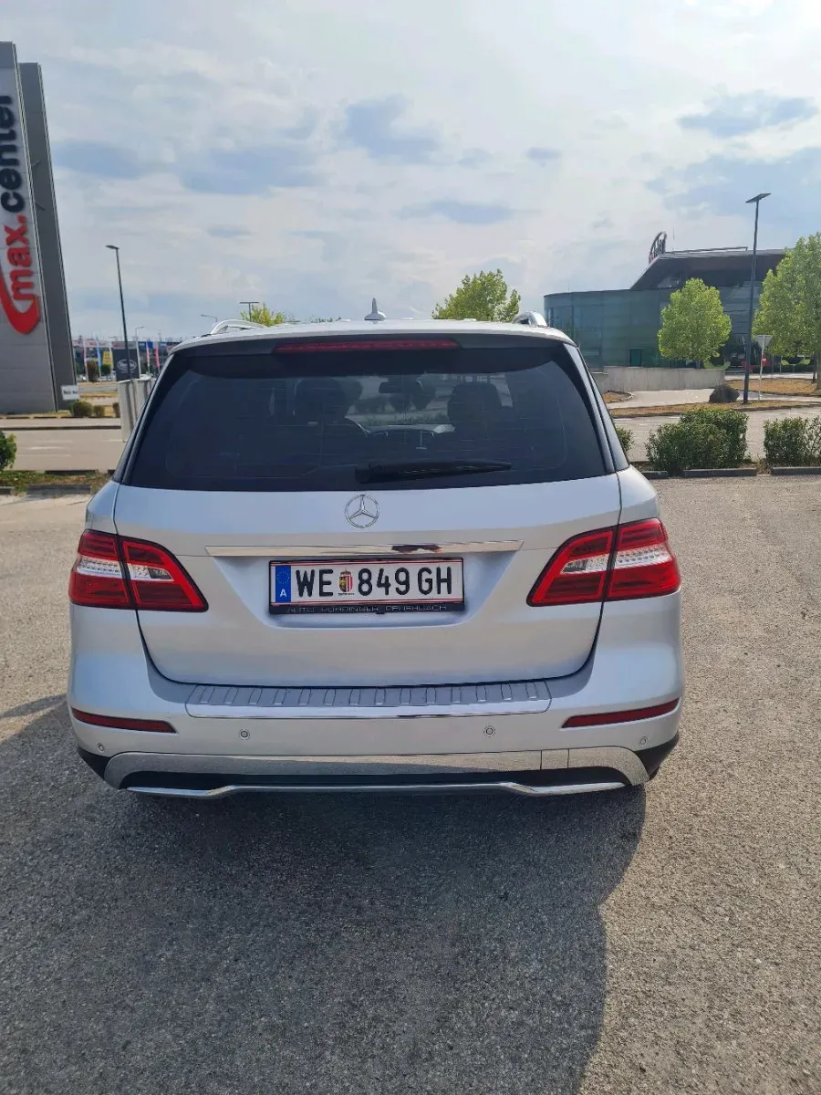 Mercedes-Benz M-Class 2011 photo 2