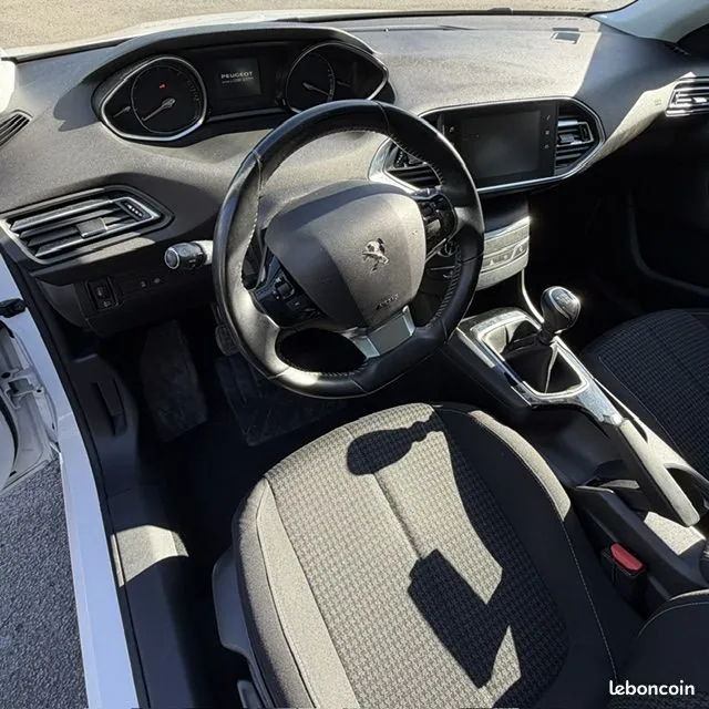 Peugeot 308 2020 photo 2