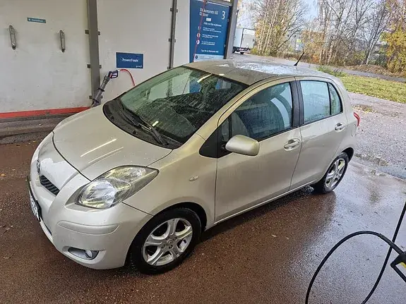 Toyota Yaris 2010 photo 2