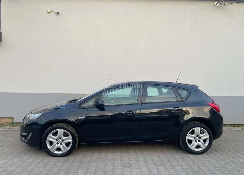 Opel Astra J 2013 photo 3
