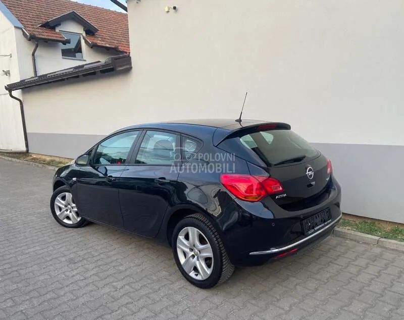 Opel Astra J 2013 photo 4