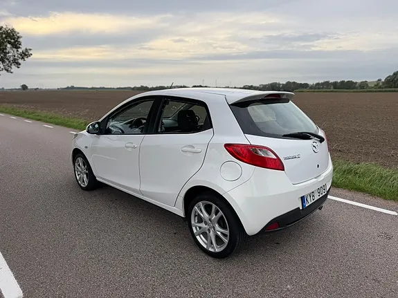 Mazda 2 2010 photo 4