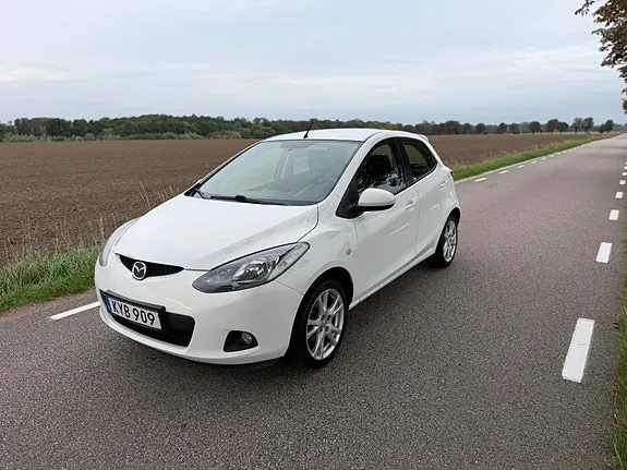 Mazda 2 2010 photo 2