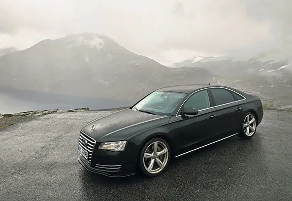 Audi A8 2011 photo 2