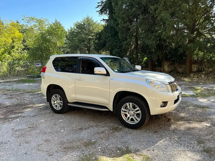 Toyota Land Cruiser 2011 photo 2