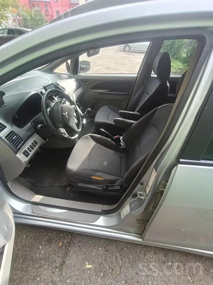 Mitsubishi Grandis 2007 photo 2