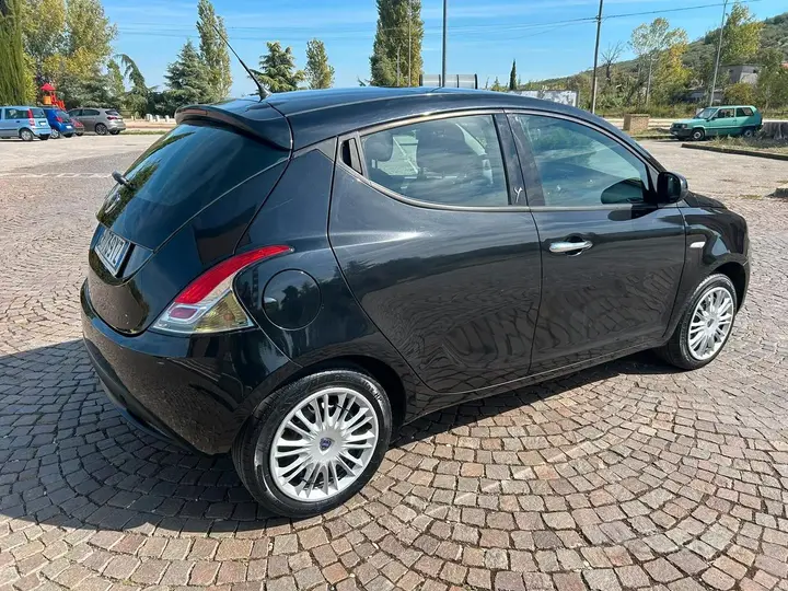Lancia Ypsilon 2013 photo 2
