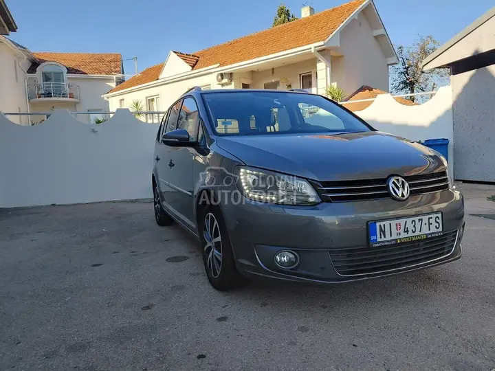 Volkswagen Touran 2011 photo 2