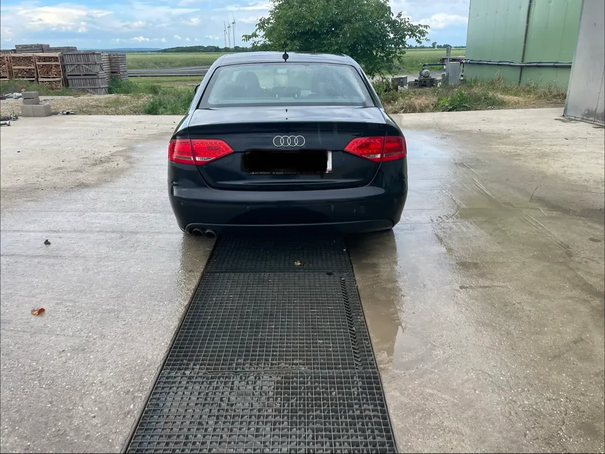 Audi A4 2010 photo 2
