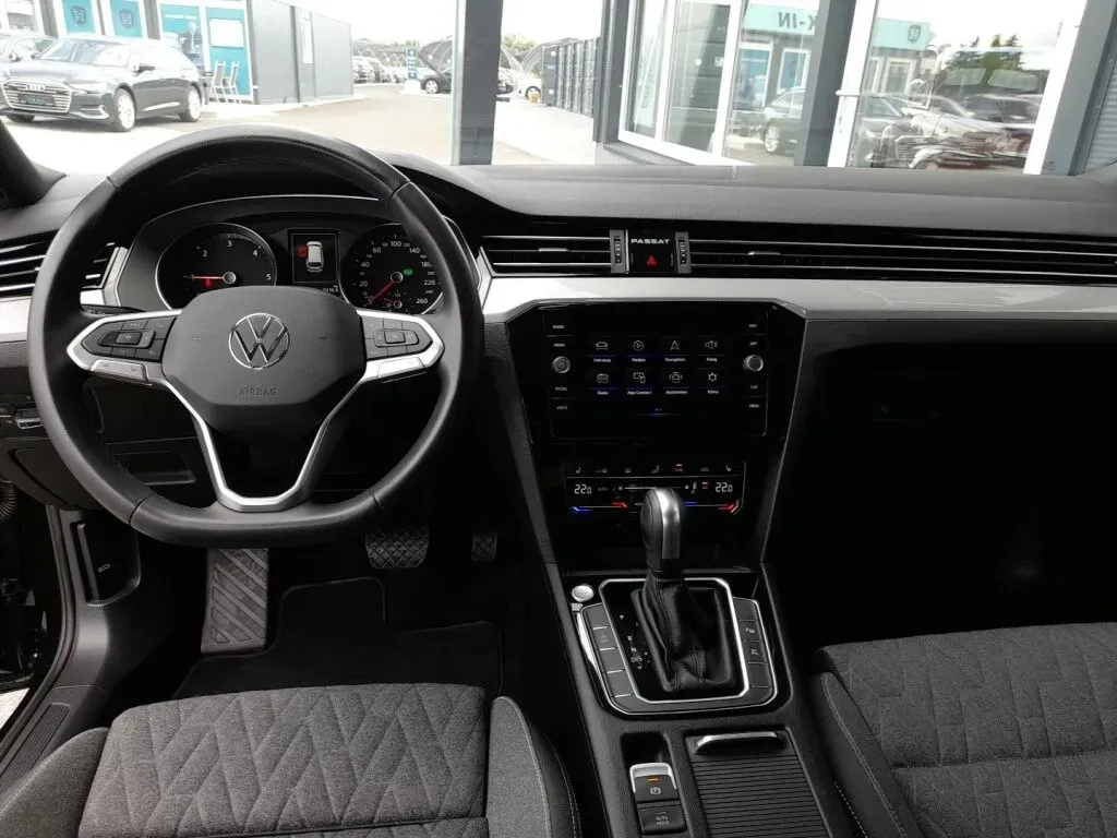 Volkswagen Passat 2023 photo 3