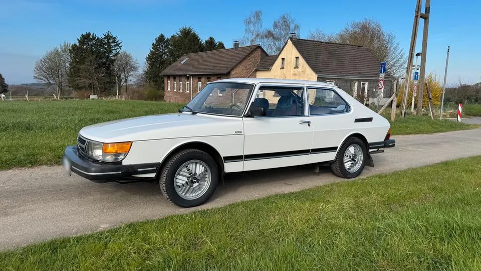 Saab 900
