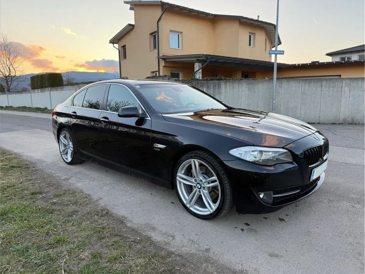 BMW 5 Series 2011 photo 2