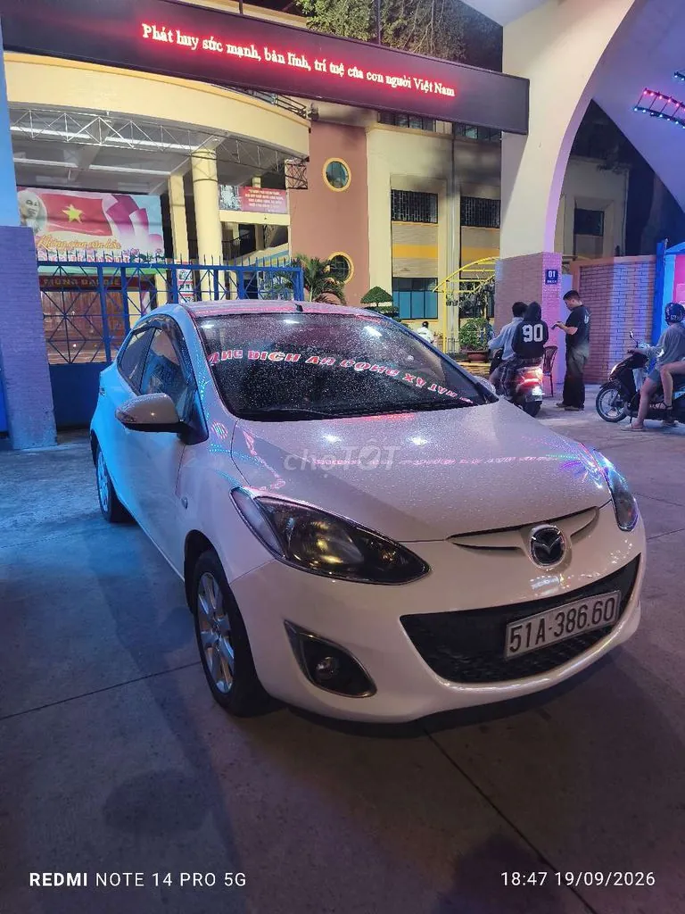 Mazda 2 2012 photo 2