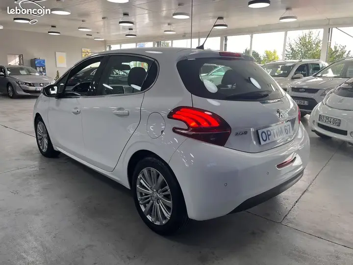 Peugeot 208 2019 photo 2