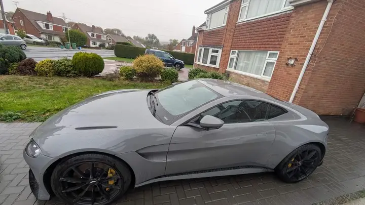 Aston Martin Vantage 2021 photo 2