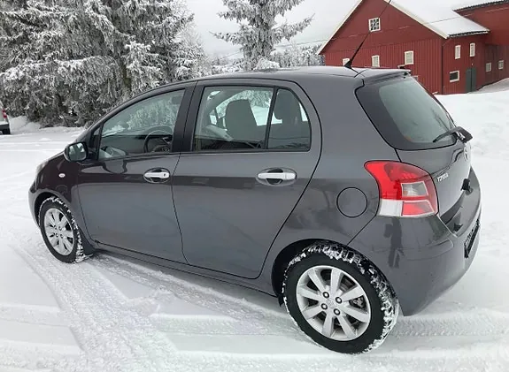 Toyota Yaris 2011 photo 4